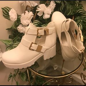 NEW! White Ankle Cutout Boot W/Gold Bunkle🔥
